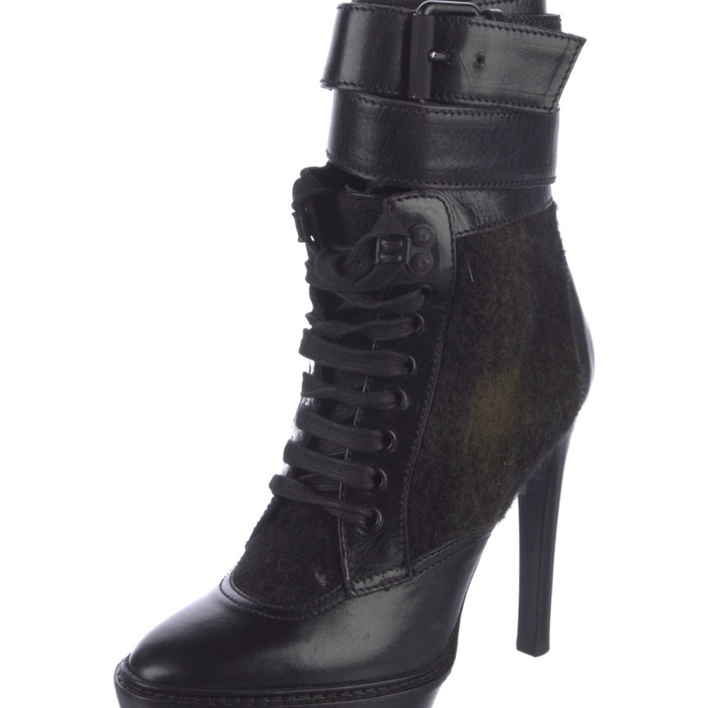 Burberry Black Heeled Boots Sleek Leather Design